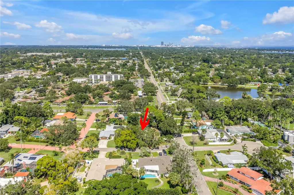 905 Serpentine Drive S St Petersburg FL 33705