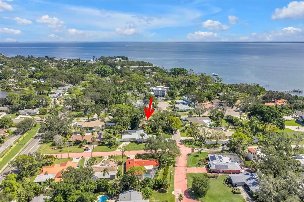 905 Serpentine Drive S St Petersburg FL 33705