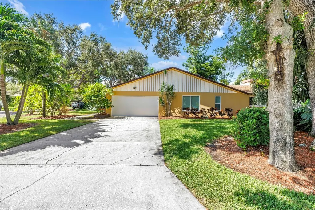 905 Serpentine Drive S St Petersburg FL 33705