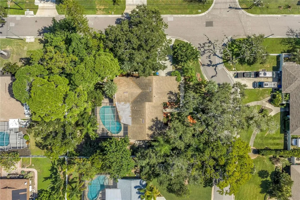905 Serpentine Drive S St Petersburg FL 33705