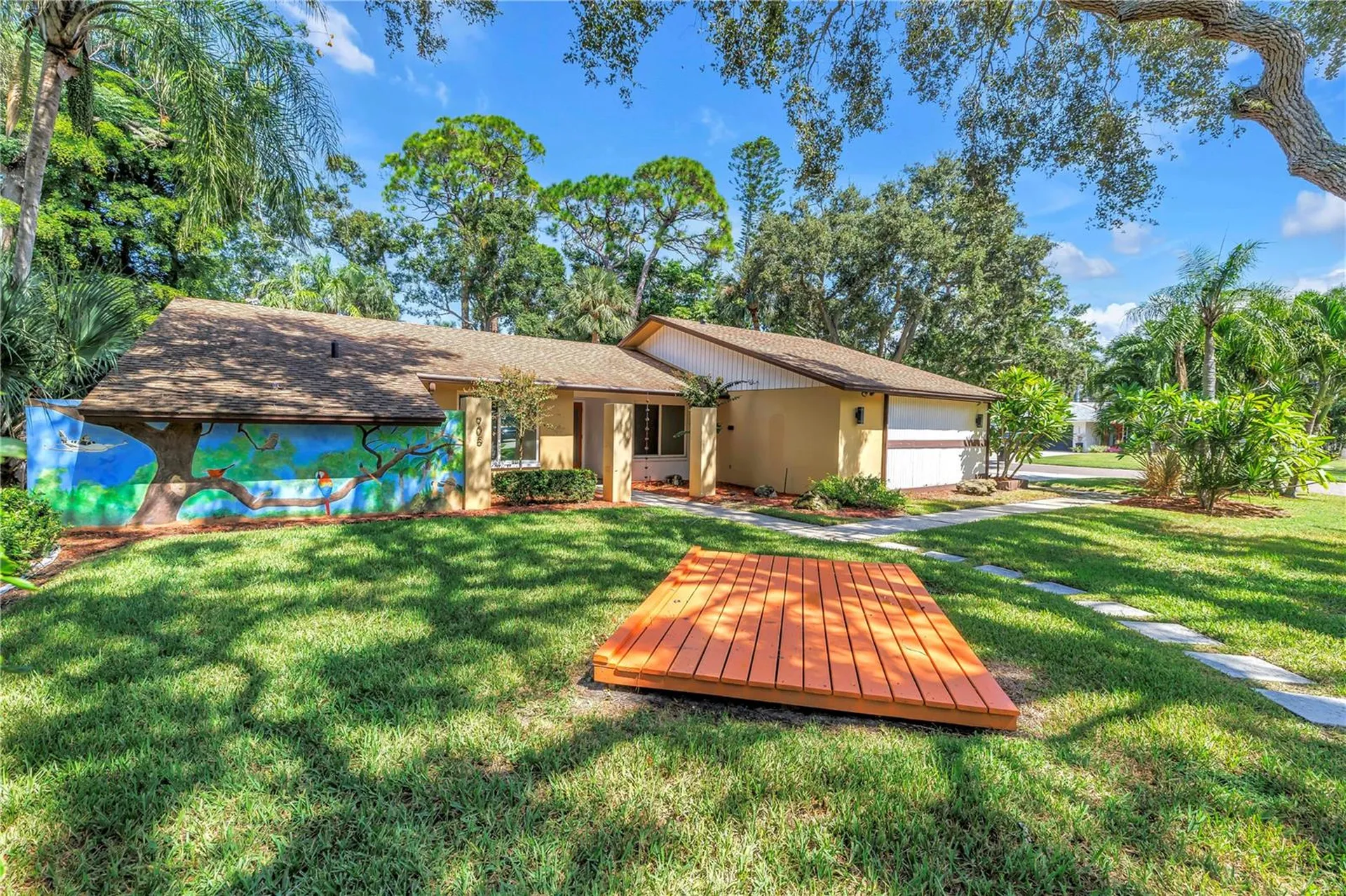 905 Serpentine Drive S St Petersburg FL 33705