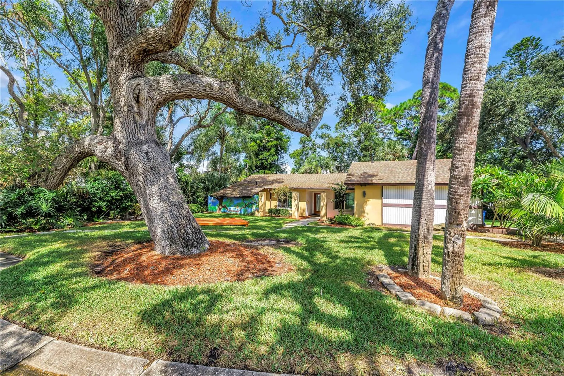 905 Serpentine Drive S St Petersburg FL 33705
