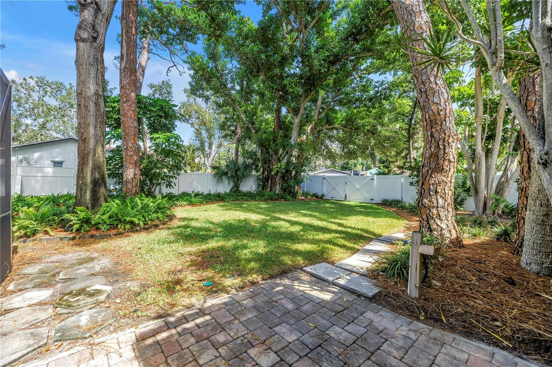 905 Serpentine Drive S St Petersburg FL 33705