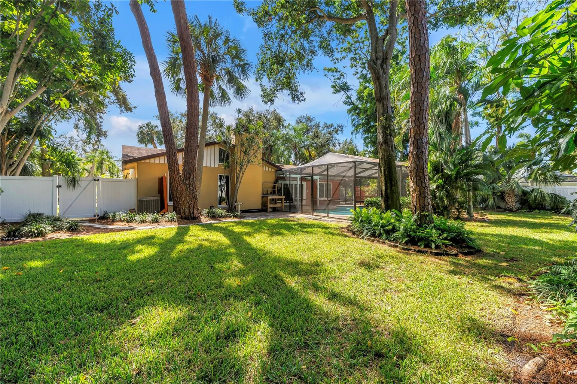 905 Serpentine Drive S St Petersburg FL 33705