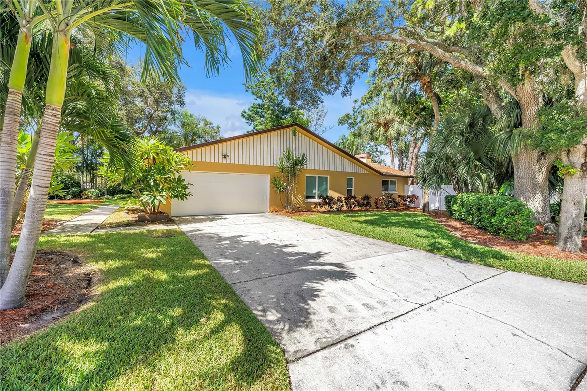 905 Serpentine Drive S St Petersburg FL 33705