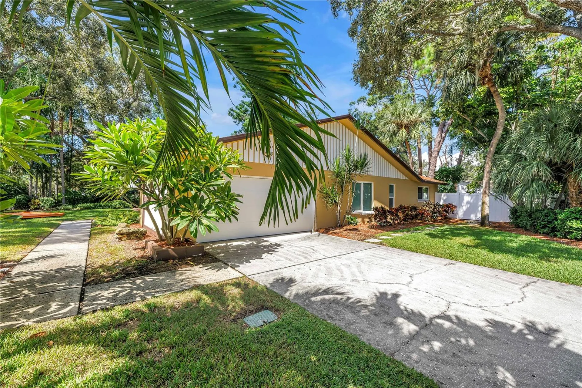 905 Serpentine Drive S St Petersburg FL 33705