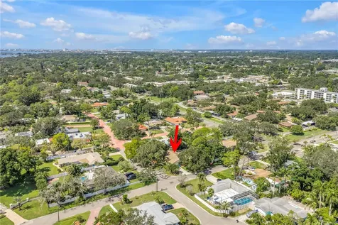 905 Serpentine Drive S St Petersburg FL 33705