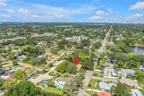 905 Serpentine Drive S St Petersburg FL 33705