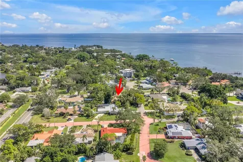 905 Serpentine Drive S St Petersburg FL 33705