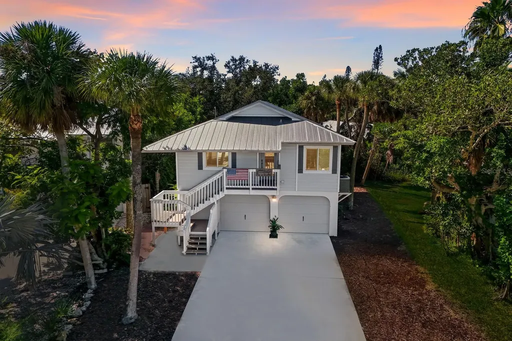 221 Island Circle Sarasota FL 34242