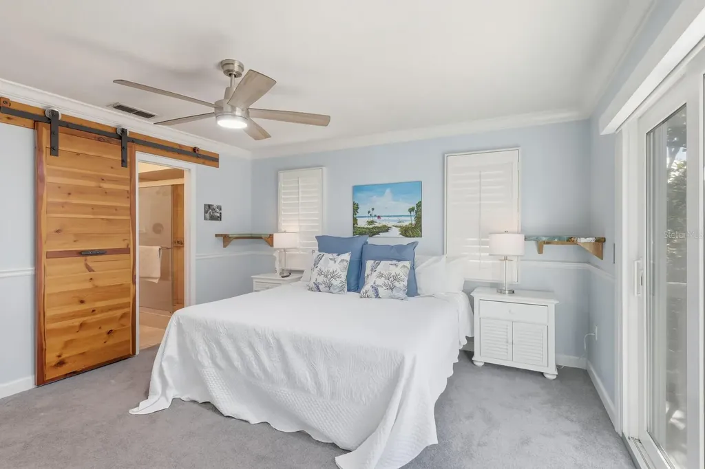 221 Island Circle Sarasota FL 34242