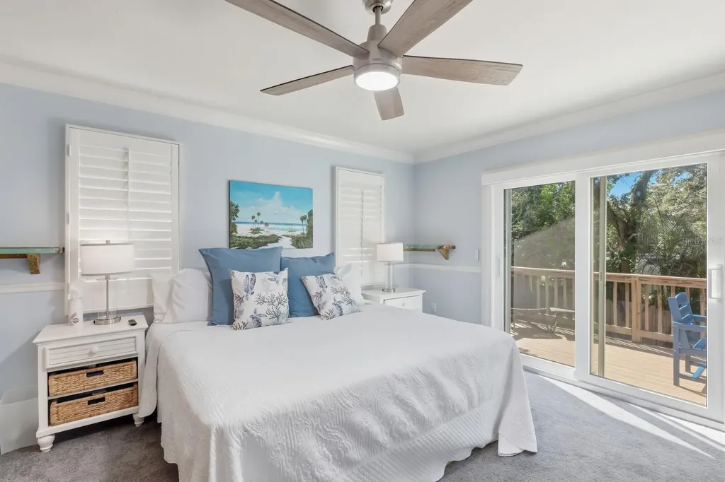 221 Island Circle Sarasota FL 34242