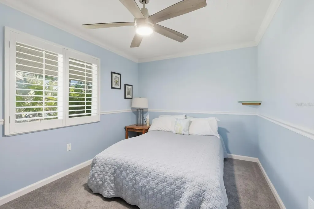 221 Island Circle Sarasota FL 34242