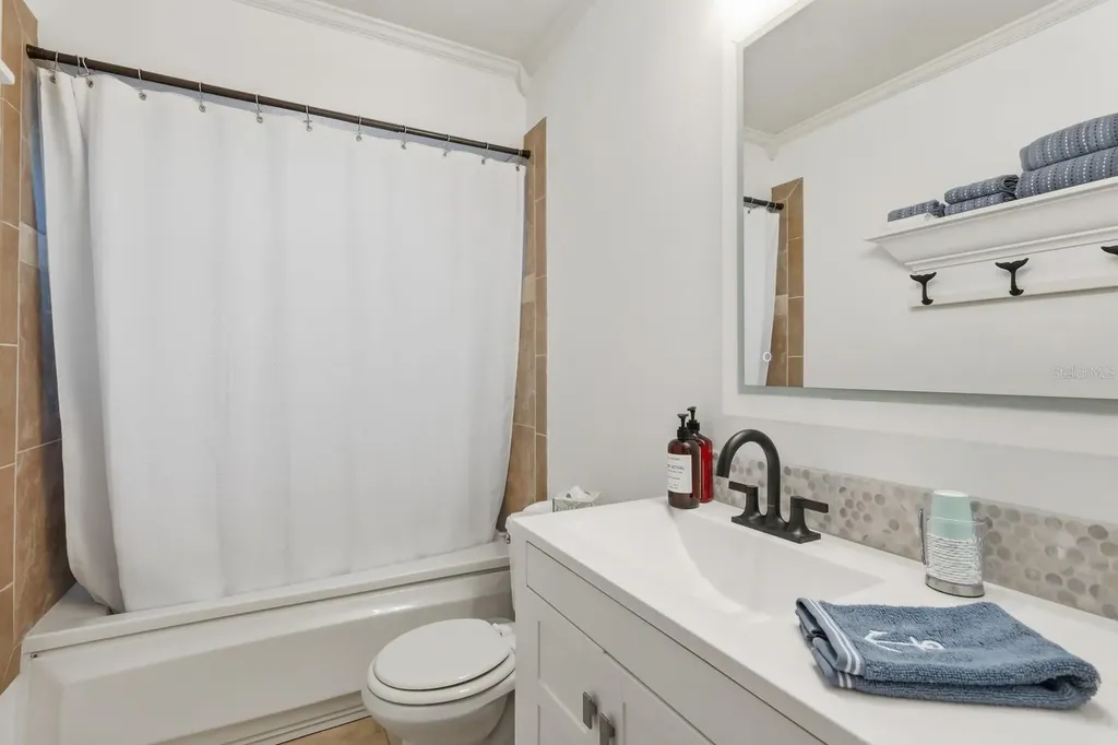 221 Island Circle Sarasota FL 34242