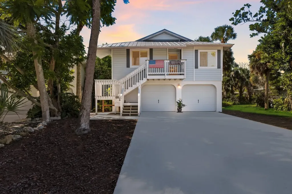 221 Island Circle Sarasota FL 34242