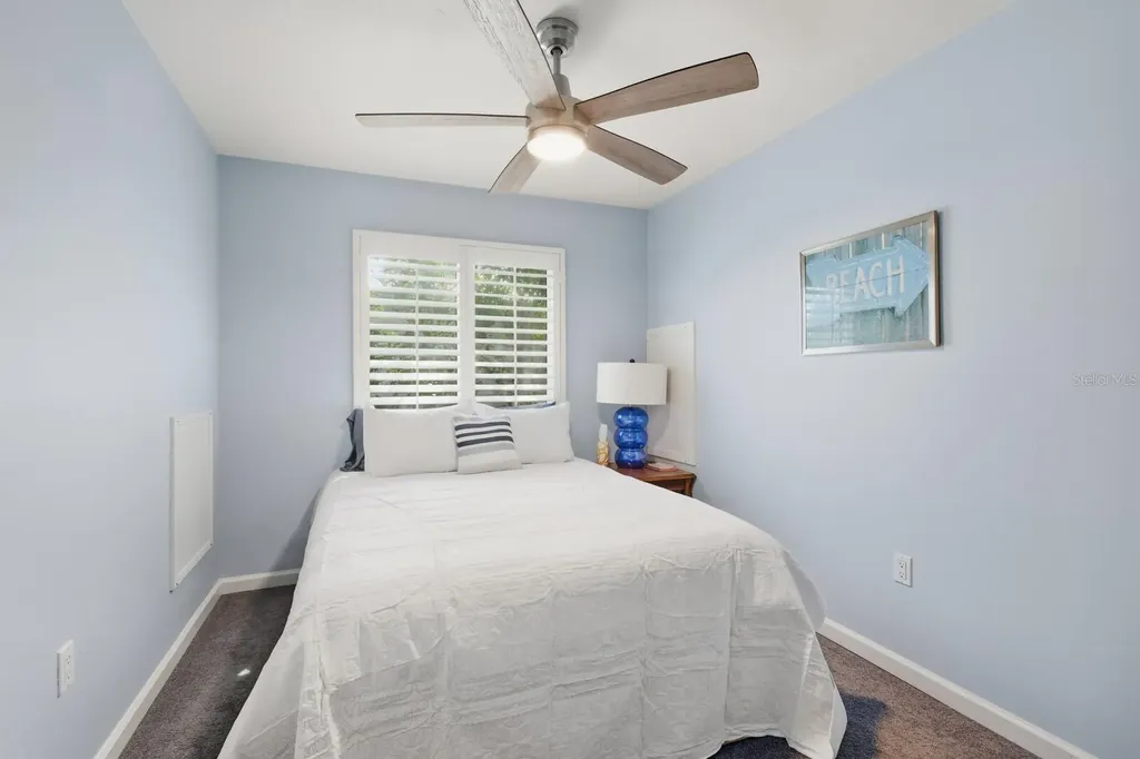 221 Island Circle Sarasota FL 34242