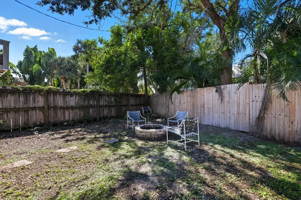 221 Island Circle Sarasota FL 34242