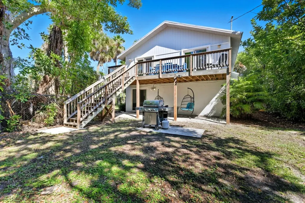 221 Island Circle Sarasota FL 34242