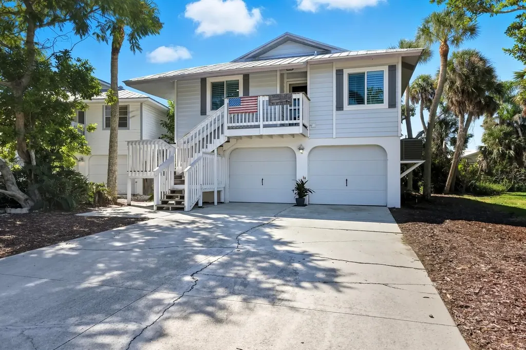 221 Island Circle Sarasota FL 34242