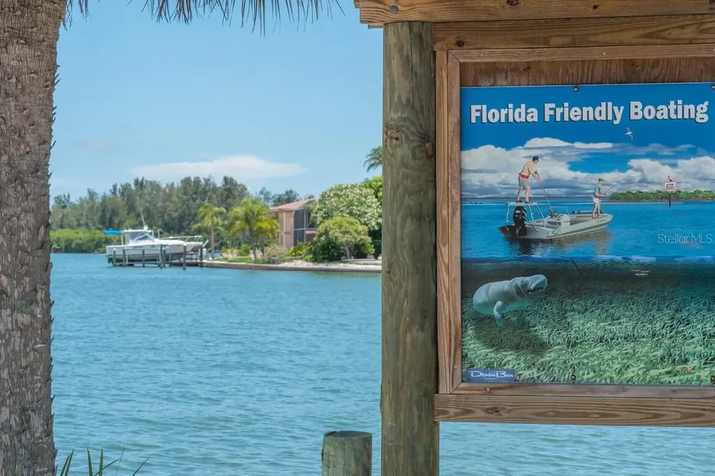 221 Island Circle Sarasota FL 34242