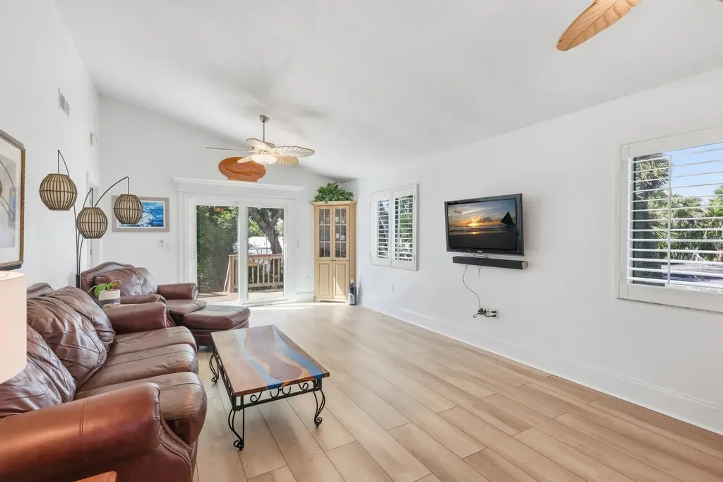 221 Island Circle Sarasota FL 34242