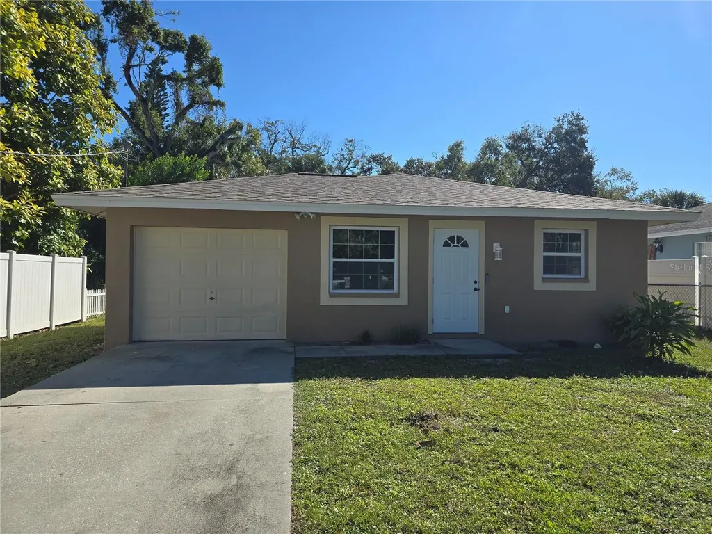 1215 6th Street W Bradenton FL 34205
