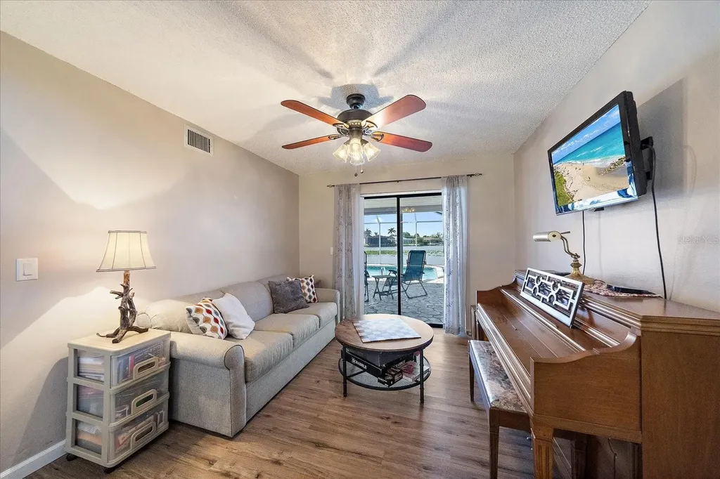 1008 SW 4th Place Cape Coral FL 33991