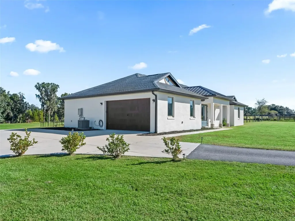 9209 W Highway 316 Reddick FL 32686