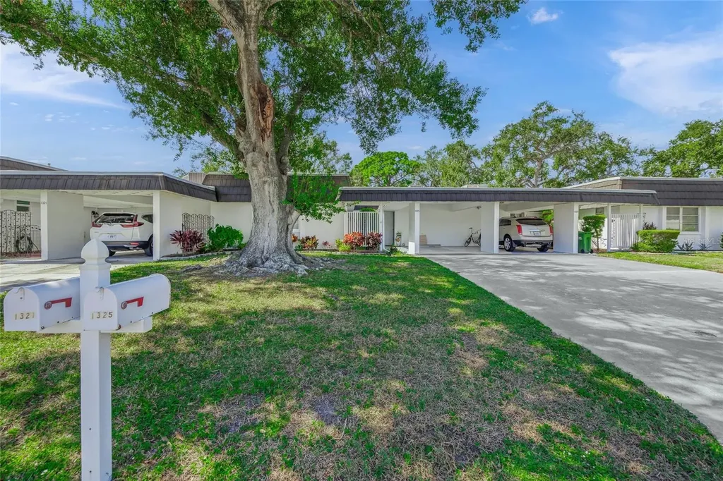 1325 Glen Oaks Drive E Sarasota FL 34232