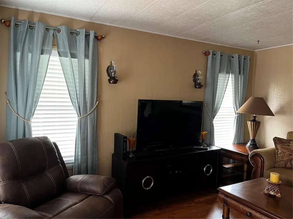 212 Paradise S Leesburg FL 34788