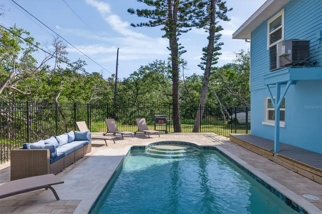2915 Avenue C Holmes Beach FL 34217