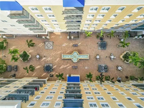 1064 N Tamiami Trail Sarasota FL 34236