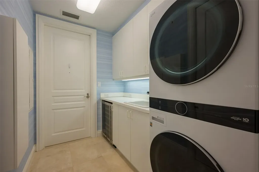 2050 Benjamin Franklin Drive Sarasota FL 34236