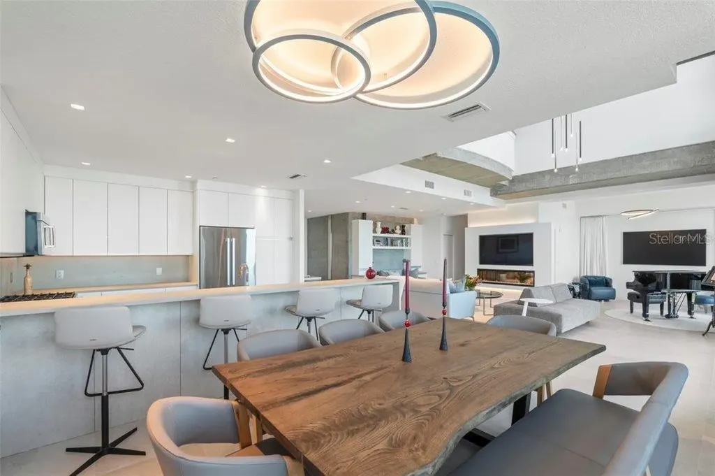 800 N Tamiami Trail Sarasota FL 34236