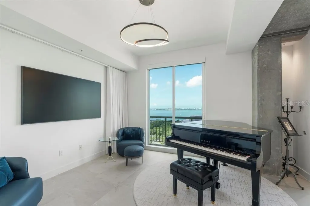 800 N Tamiami Trail Sarasota FL 34236