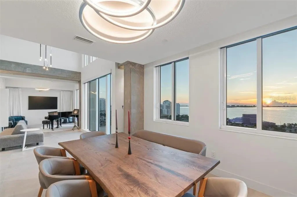 800 N Tamiami Trail Sarasota FL 34236