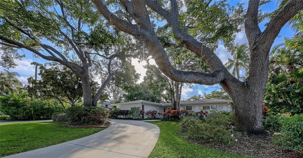 1672 Shoreland Drive Sarasota FL 34239