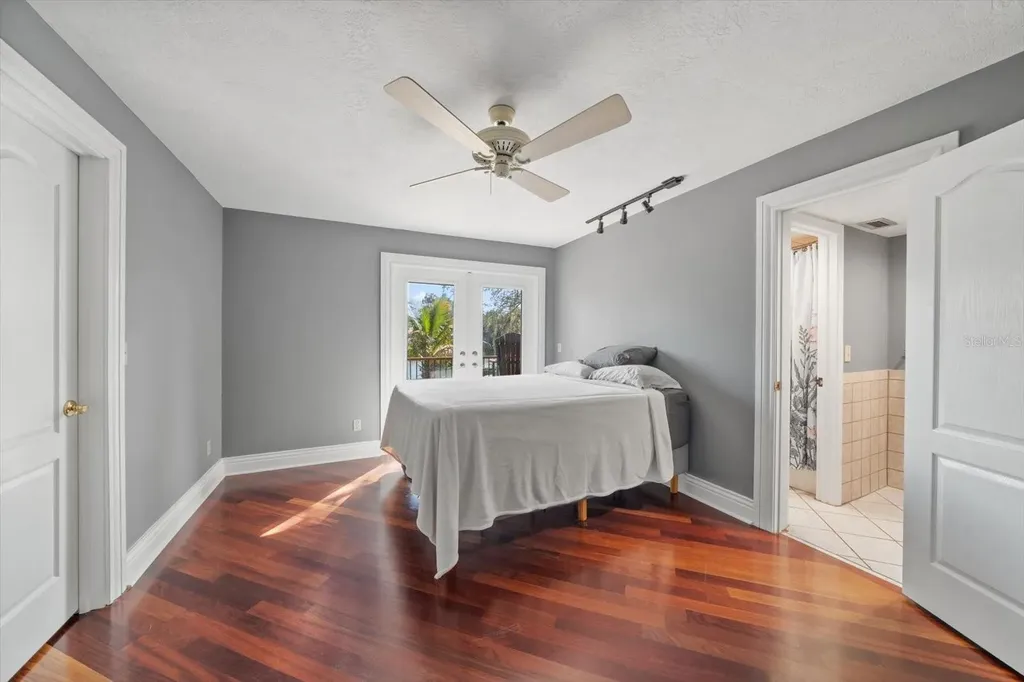 2402 Pine Hammock Clearwater FL 33764