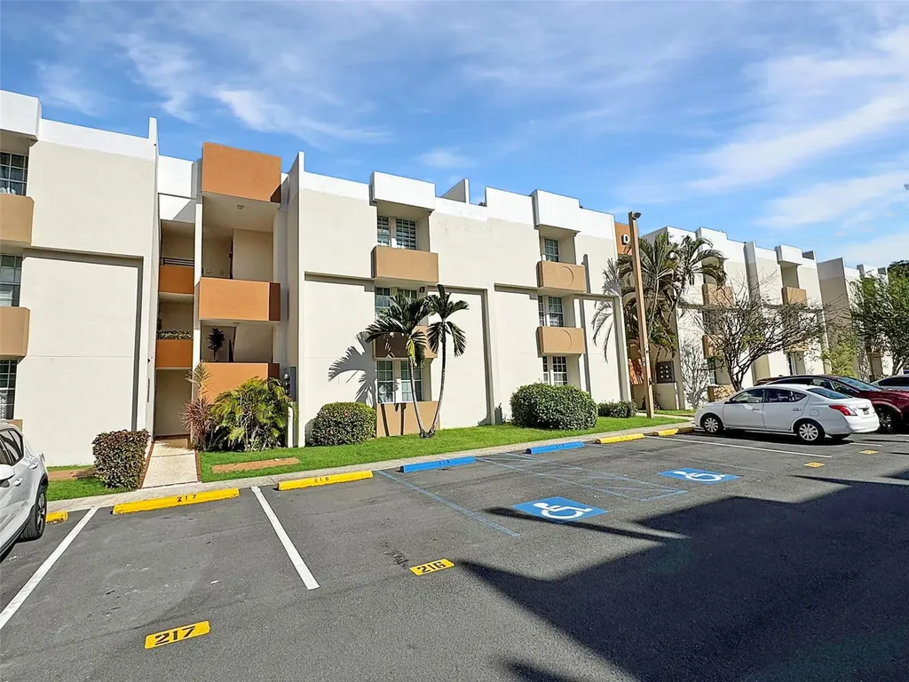 Cond Valles De Torrimar Boulevard Pedro Fullana Virella Guaynabo PR 00966