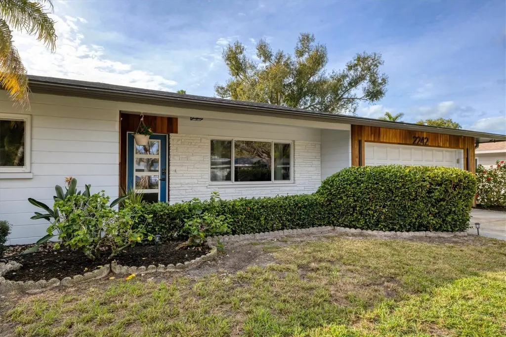 2242 Sunnyside Lane Sarasota FL 34239