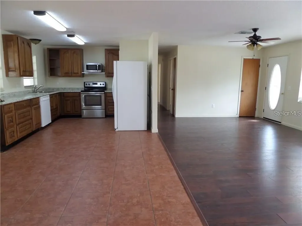 2082 Cr 44a Wildwood FL 34785