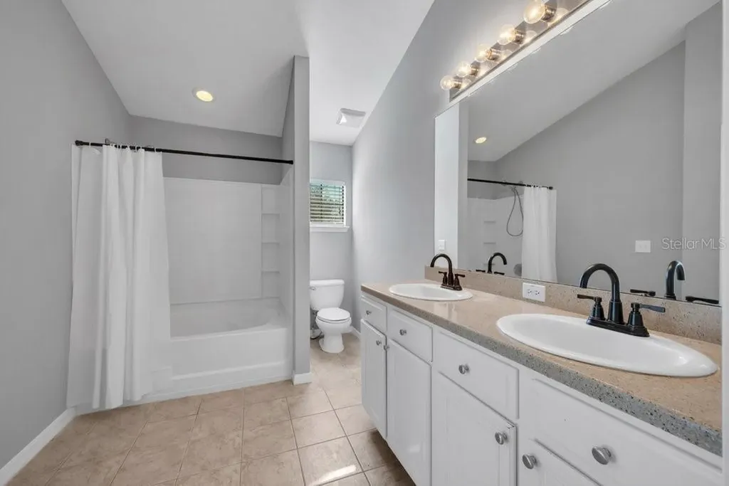 16431 Kingletridge Avenue Lithia FL 33547