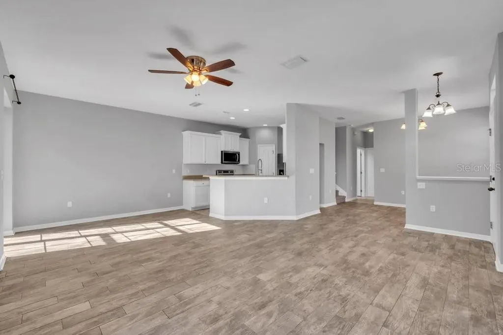 16431 Kingletridge Avenue Lithia FL 33547