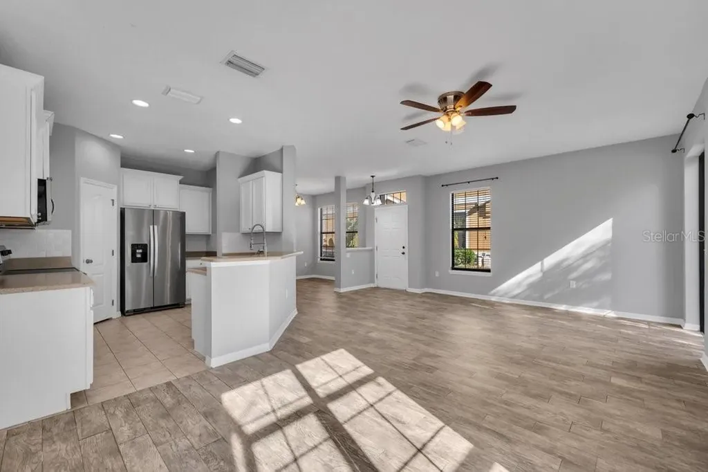16431 Kingletridge Avenue Lithia FL 33547