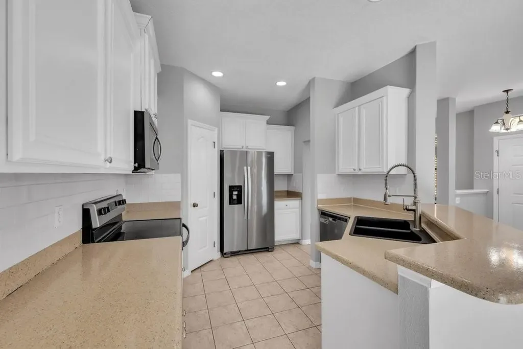 16431 Kingletridge Avenue Lithia FL 33547