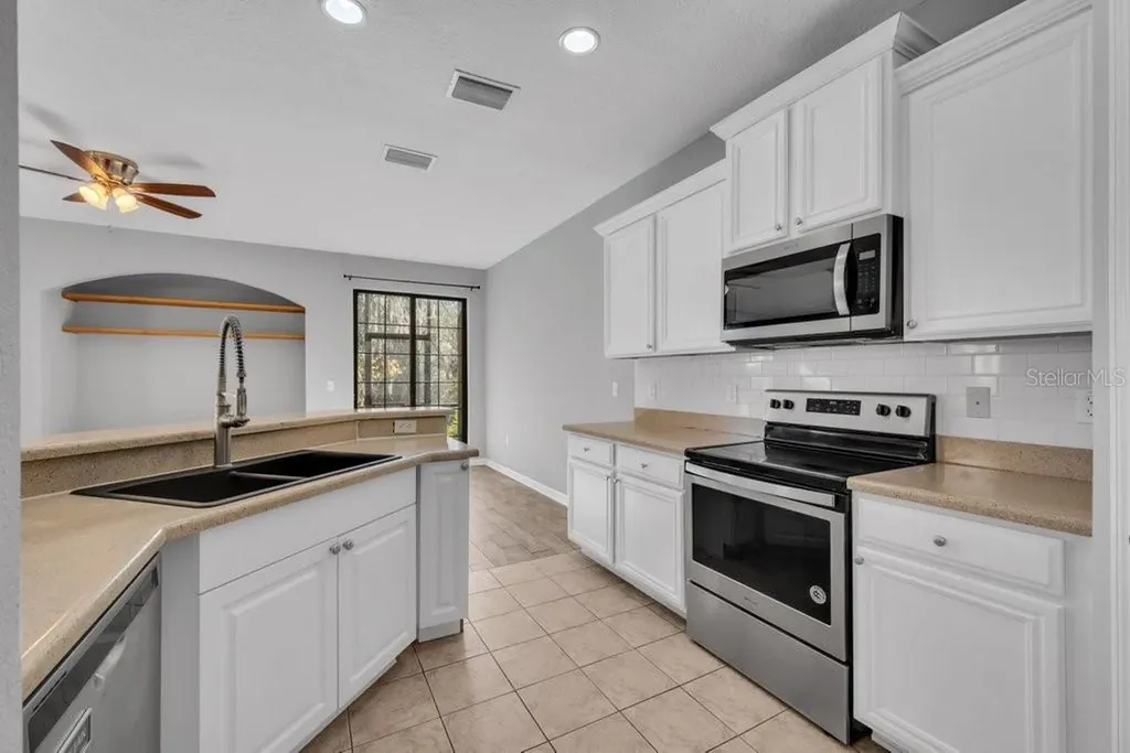 16431 Kingletridge Avenue Lithia FL 33547