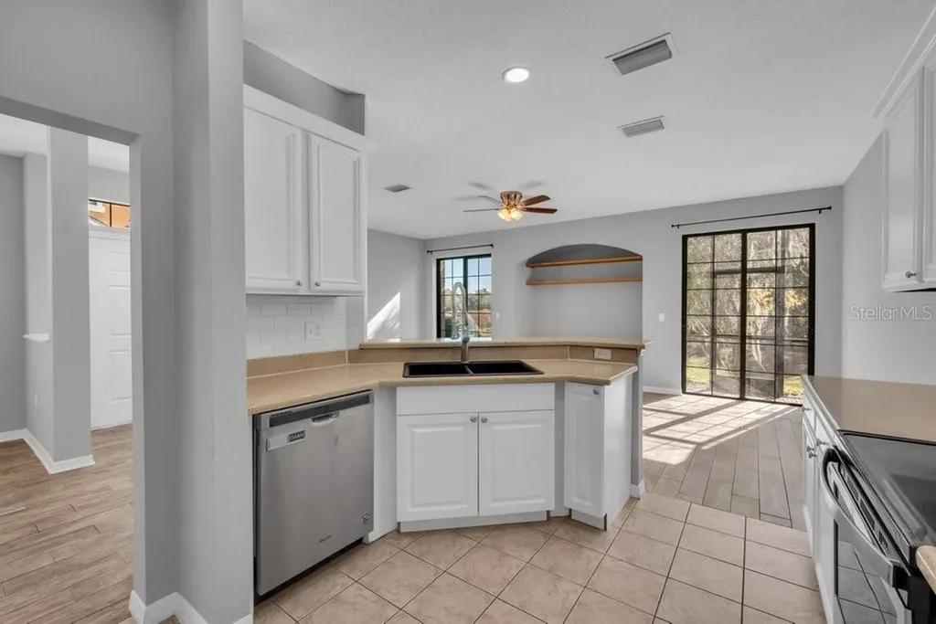 16431 Kingletridge Avenue Lithia FL 33547