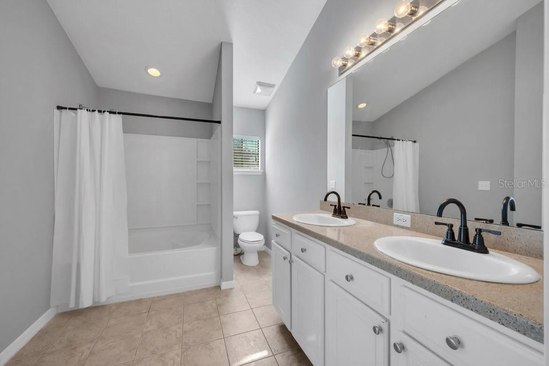 16431 Kingletridge Avenue Lithia FL 33547