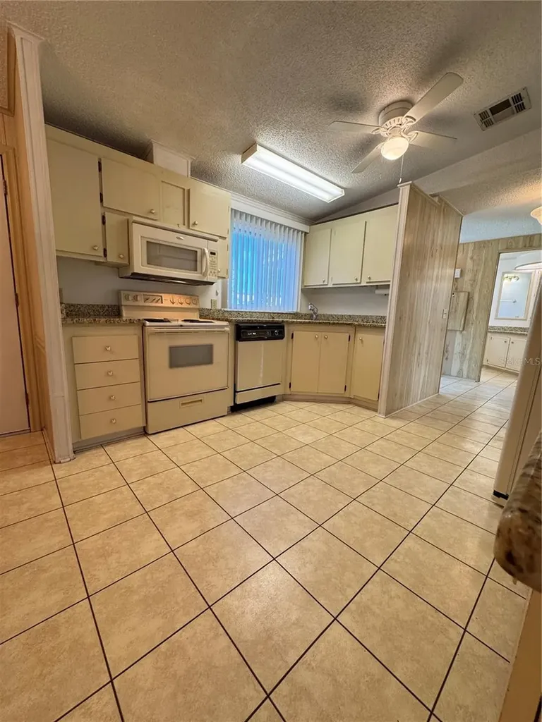 25100 Pine Hill Leesburg FL 34748