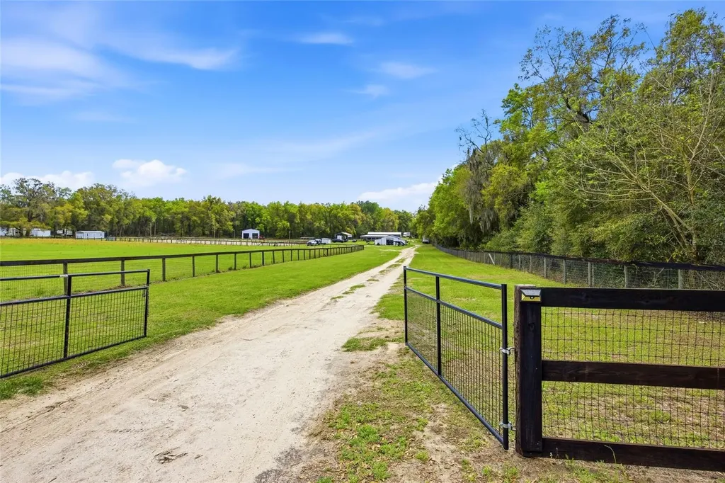 3660 W Highway 329 Reddick FL 32686